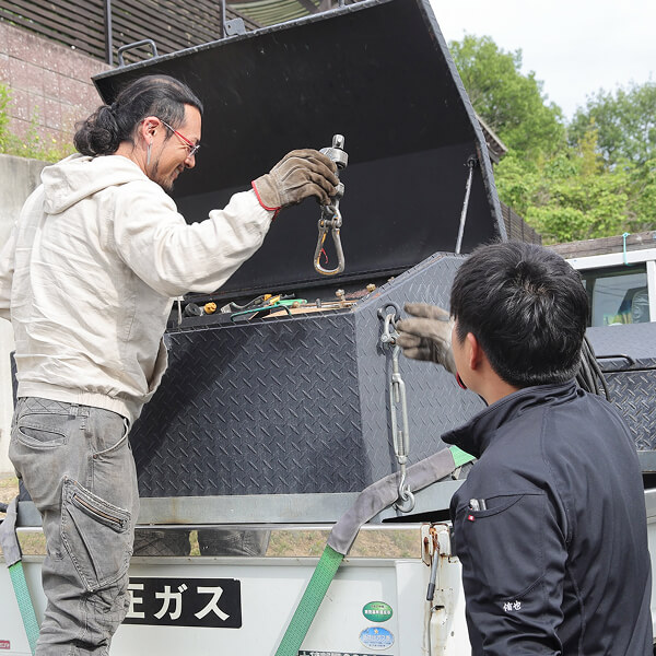 工場と現場が連携している様子